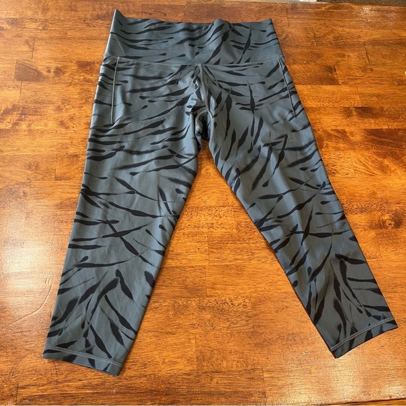 Athleta Salutation Stash Pocket II 7/8 leggings size 1X gray black print - Picture 1 of 8